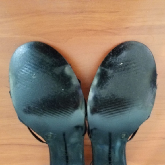 bcbg black heels with ankle strap